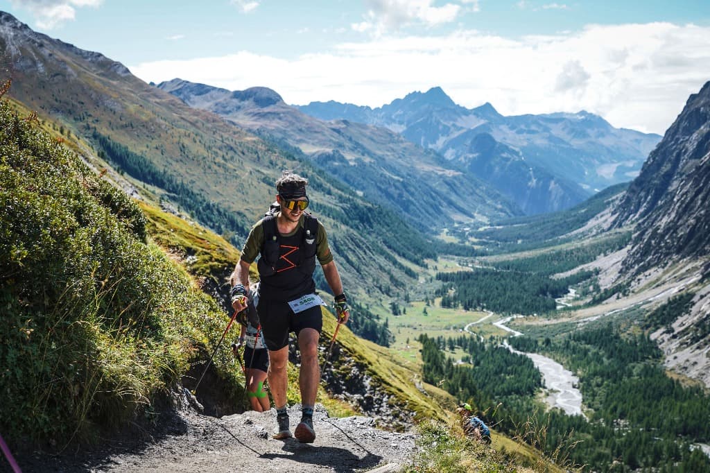 Lukas Schaffenrath läuft auf felsigem Grat beim Trailrennen